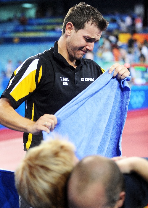 日本队轻取英格兰队，波尔点燃赛场