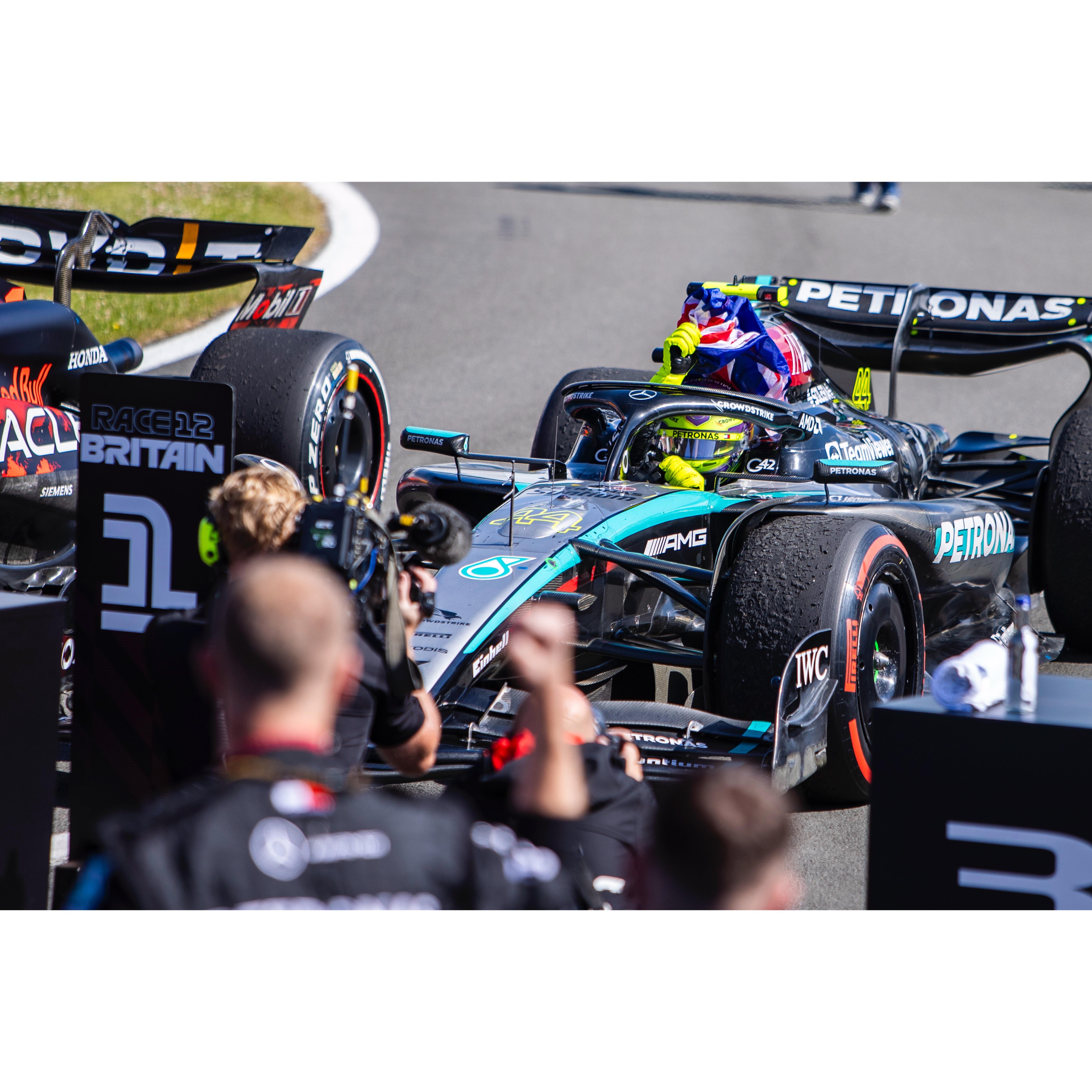 红牛车队轻取梅赛德斯，汉密尔顿高光表现