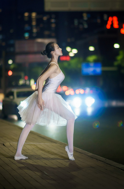 F1街道赛之夜，喧嚣中的孤岛，罗德里完成冷静的里程碑